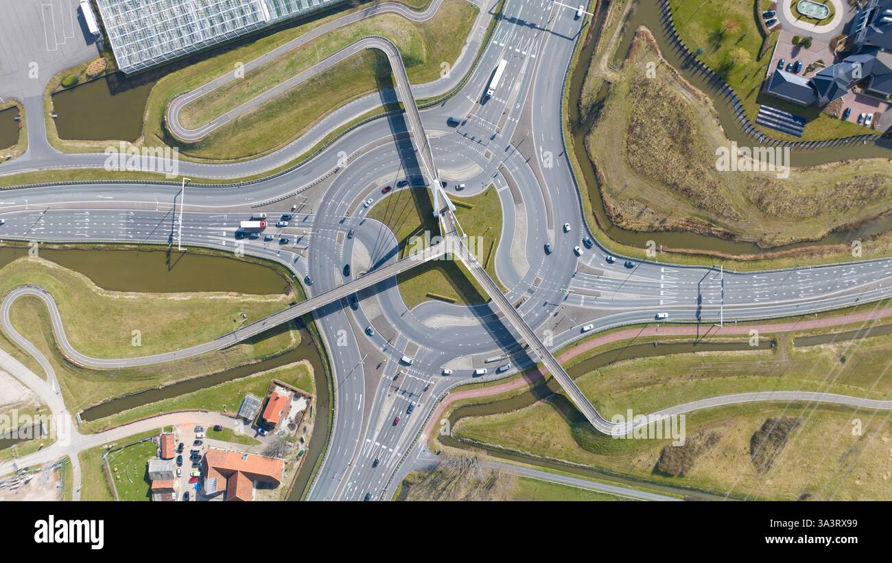 Incrocio stradale, De snelbinder, Naaldwijk, Paesi Bassi, incrocio a più corsie. Mobilità e infrastruttura. Foto Stock