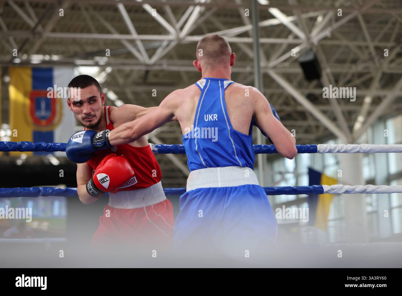 ODESSA, UCRAINA - 10 marzo 2025: Coppa di pugilato Ucraina. Peso finale fino a 60 kg, Red-Aider Abdurahimov Blu - Maksim Vlacyk -60. Difficile, sanguinoso Foto Stock