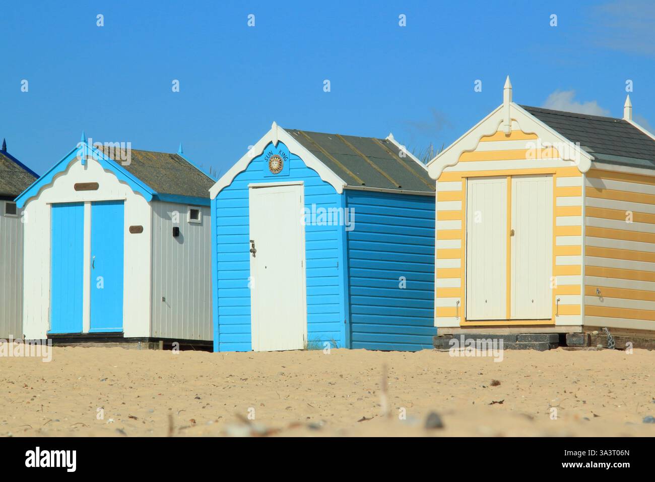Southwold Beach. Capanne sulla spiaggia di Southwold in estate, Suffolk, Regno Unito. Foto Stock