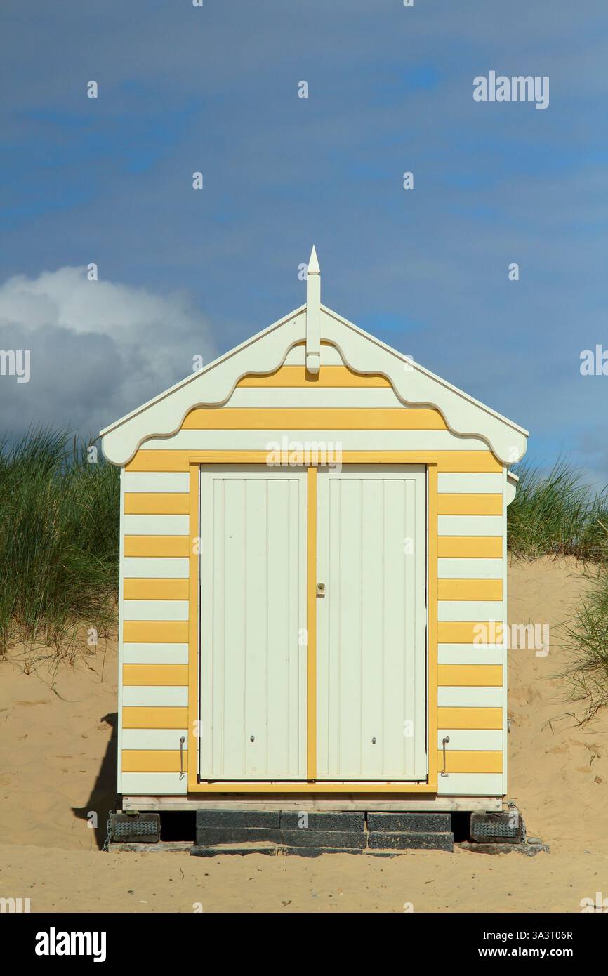 Southwold Beach. Capanne sulla spiaggia di Southwold in estate, Suffolk, Regno Unito. Foto Stock
