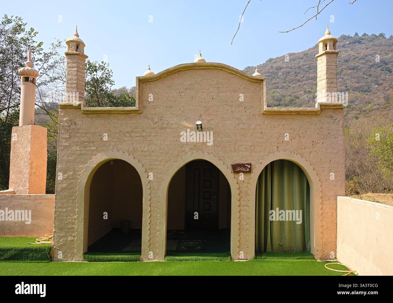 La facciata anteriore di una moschea locale, situata nel mezzo dell'area forestale all'inizio del sentiero 5 a Margalla Hills, Islamabad Foto Stock