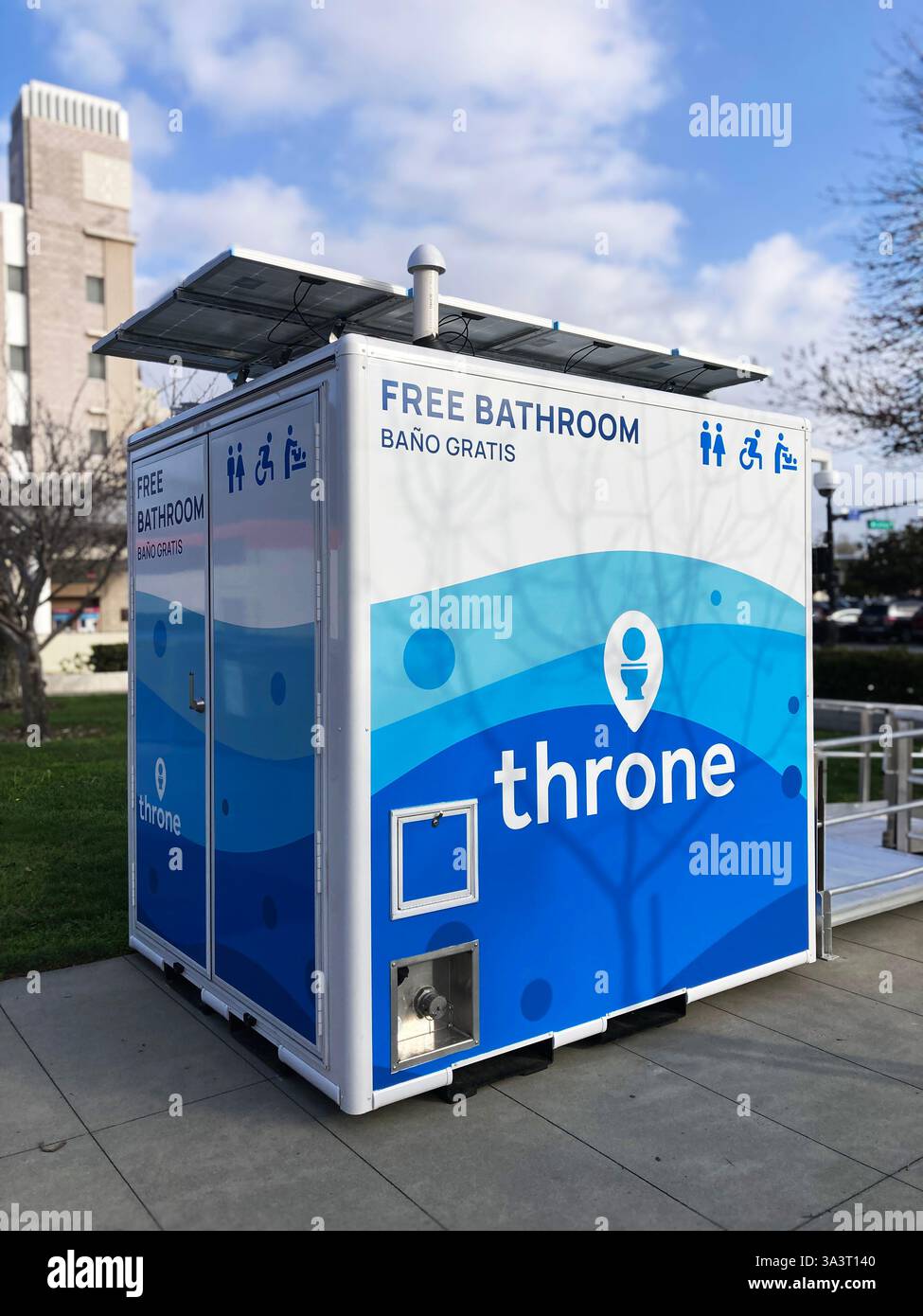 Bagno del trono. Il bagno pubblico portatile intelligente di Throne Labs con icone di accessibilità è situato su un marciapiede lastricato, con pannelli solari sul tetto - Califo Foto Stock