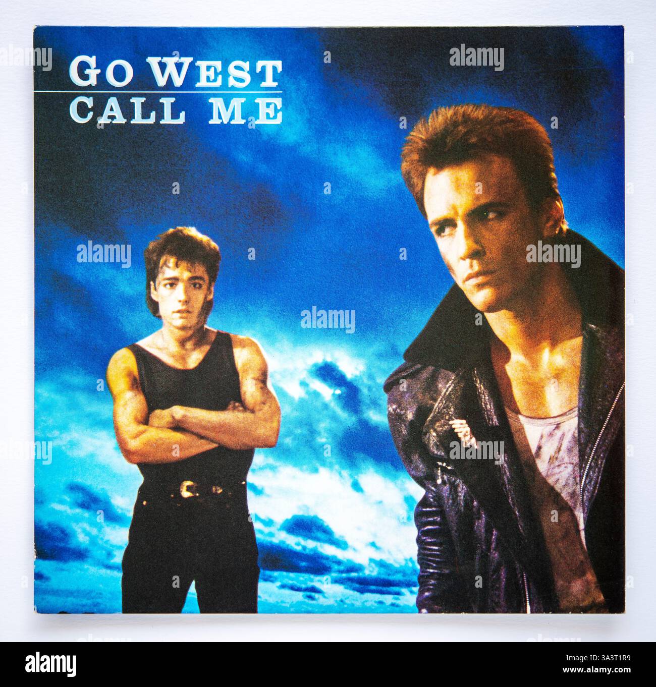 Copertina della versione singola da sette pollici di Call me by Go West, pubblicata nel 1985 Foto Stock