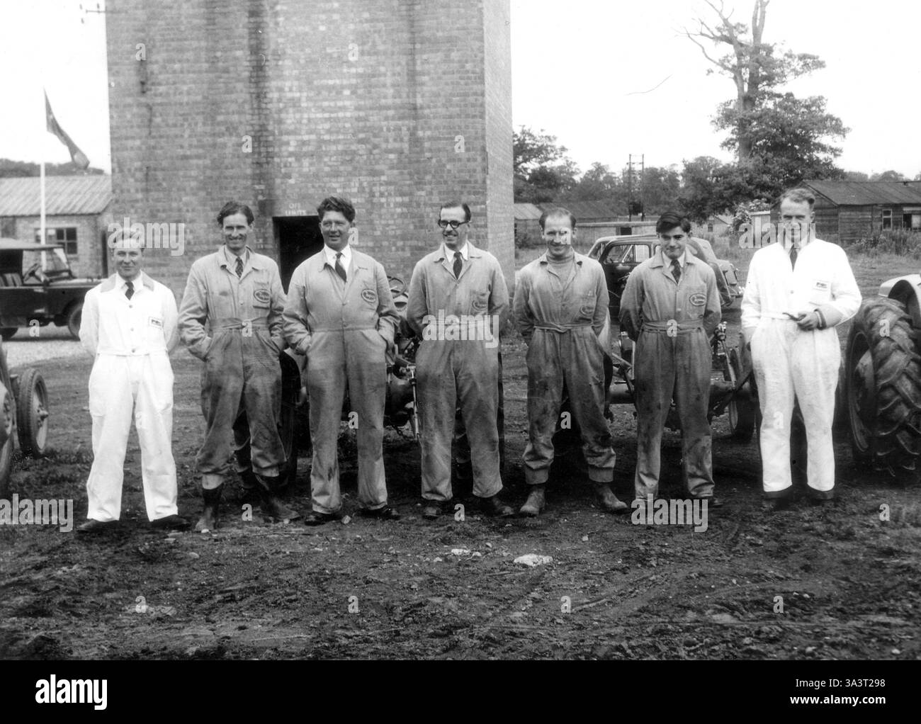 Corso di formazione sul campo per i produttori di trattori Ferguson per il personale con istruttori vestiti di bianco a Coventry, in Inghilterra, nel giugno 1953 Foto Stock