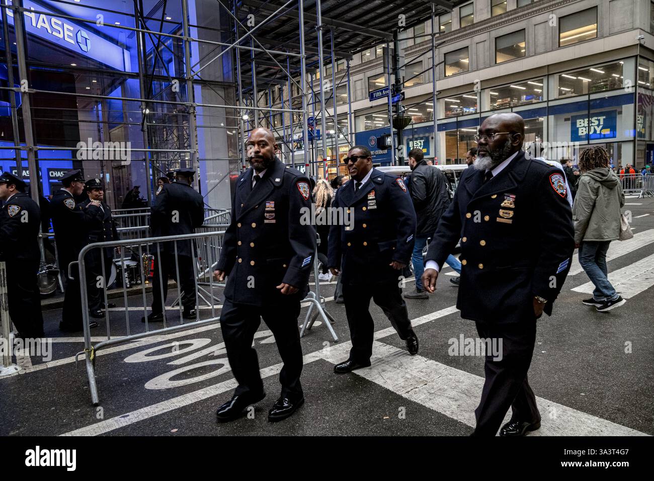 New York, Stati Uniti. 17 marzo 2025. Gli ufficiali del Dipartimento di correzione della polizia di New York arrivano prima che la 264a parata del giorno di San Patrizio di New York si svolgesse lungo la Fifth Ave a New York, New York, il 17 marzo 2025. (Foto di Laura Brett/Sipa USA) credito: SIPA USA/Alamy Live News Foto Stock