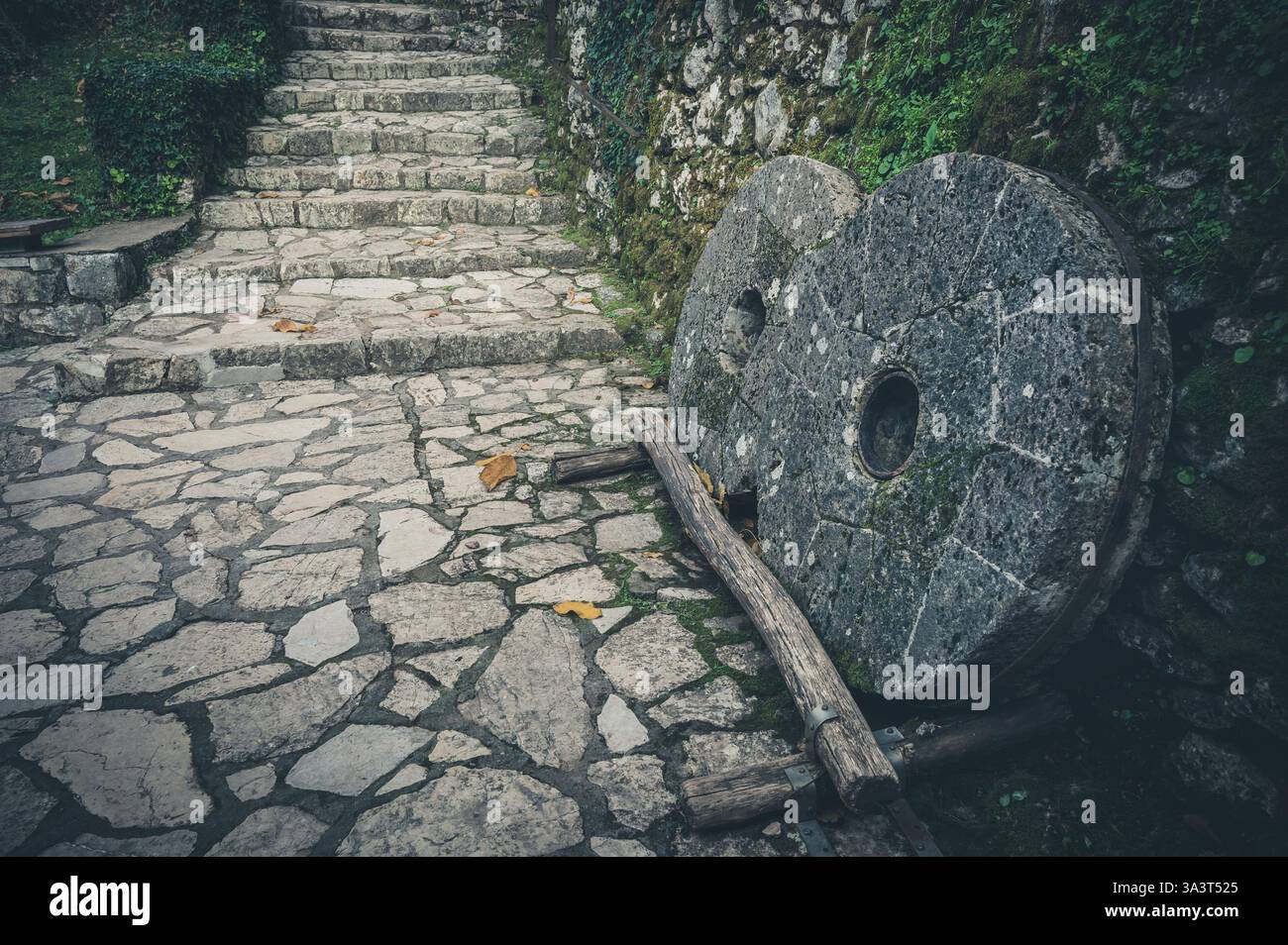 Il mulino della polvere da sparo nel museo all'aperto dell'energia idrica a Dimitsana, Arkadia, Grecia Foto Stock