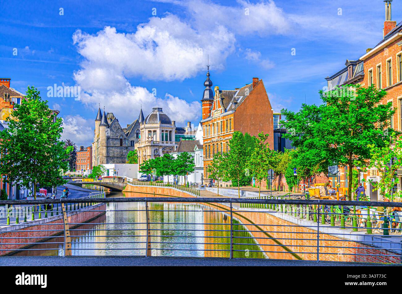 Passeggiata sul fiume Schelda inferiore con ponti, scuola De Oogappel, Casa del Governatore, sede centrale di HOGENT e Castello di Gerald il Diavolo Foto Stock