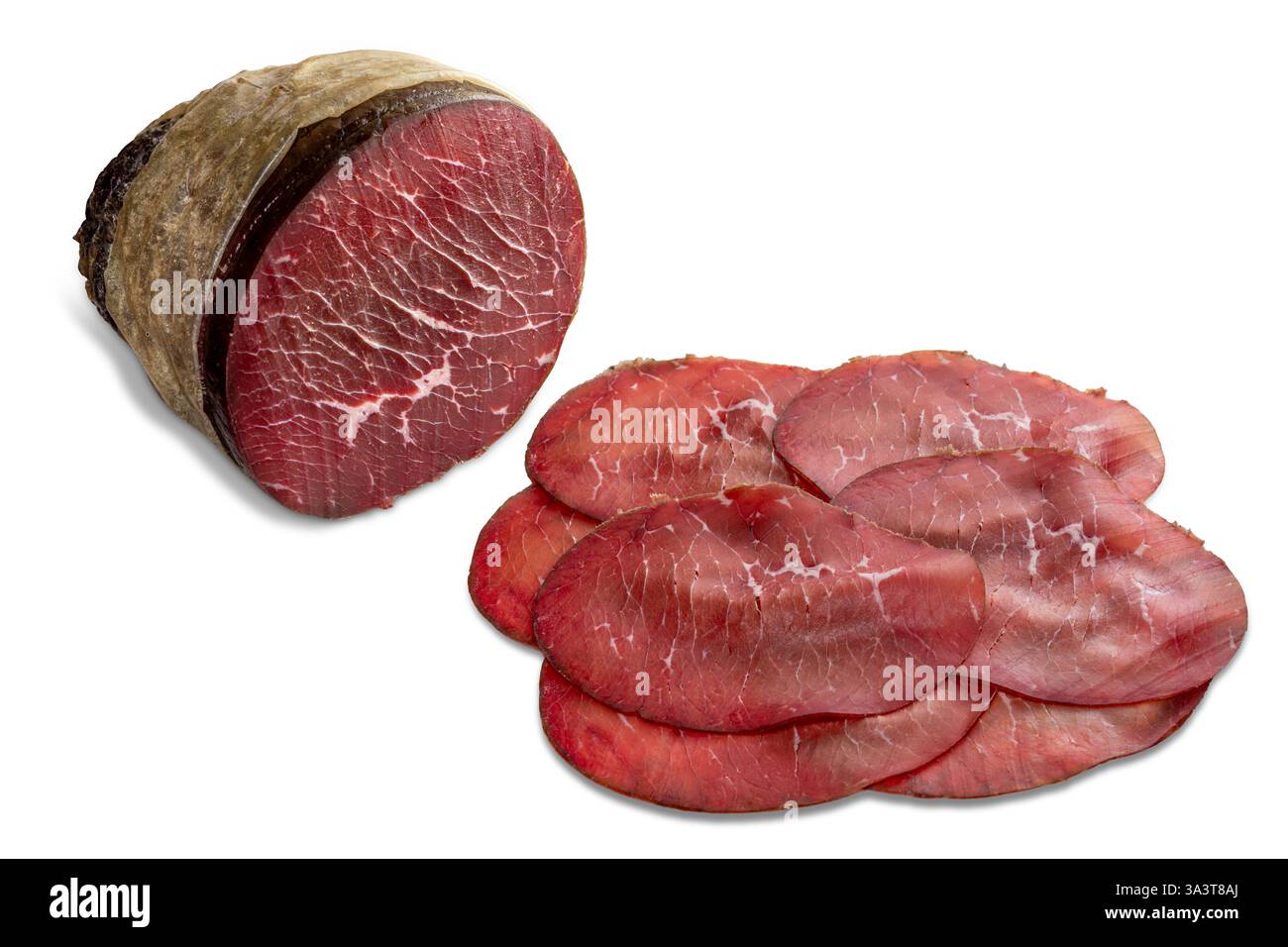 Prosciutto di Bresaola affettato, fette di salame di Bresaola della Valtellina, Italia, salumi isolati su bianco con percorso di ritaglio incluso Foto Stock