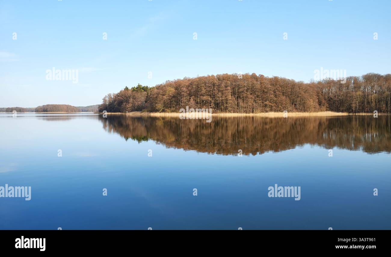 Vista panoramica simmetrica del lago Barlinek, Voivodato della Pomerania occidentale, Polonia. Foto Stock