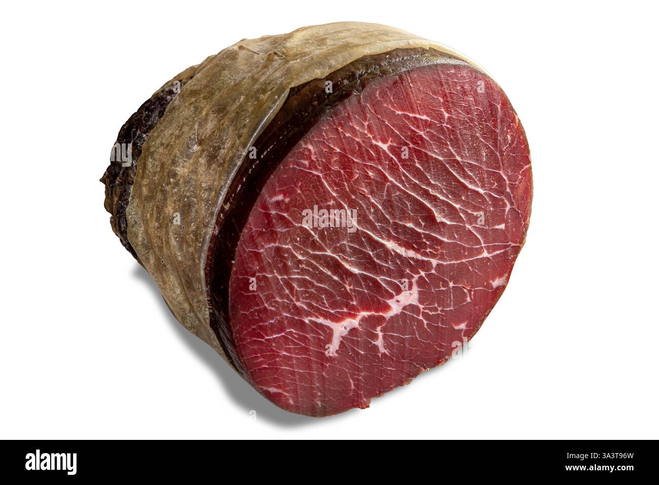 Salame di prosciutto di Bresaola della Valtellina, Italia, salumi isolati su bianco con percorso di ritaglio incluso Foto Stock