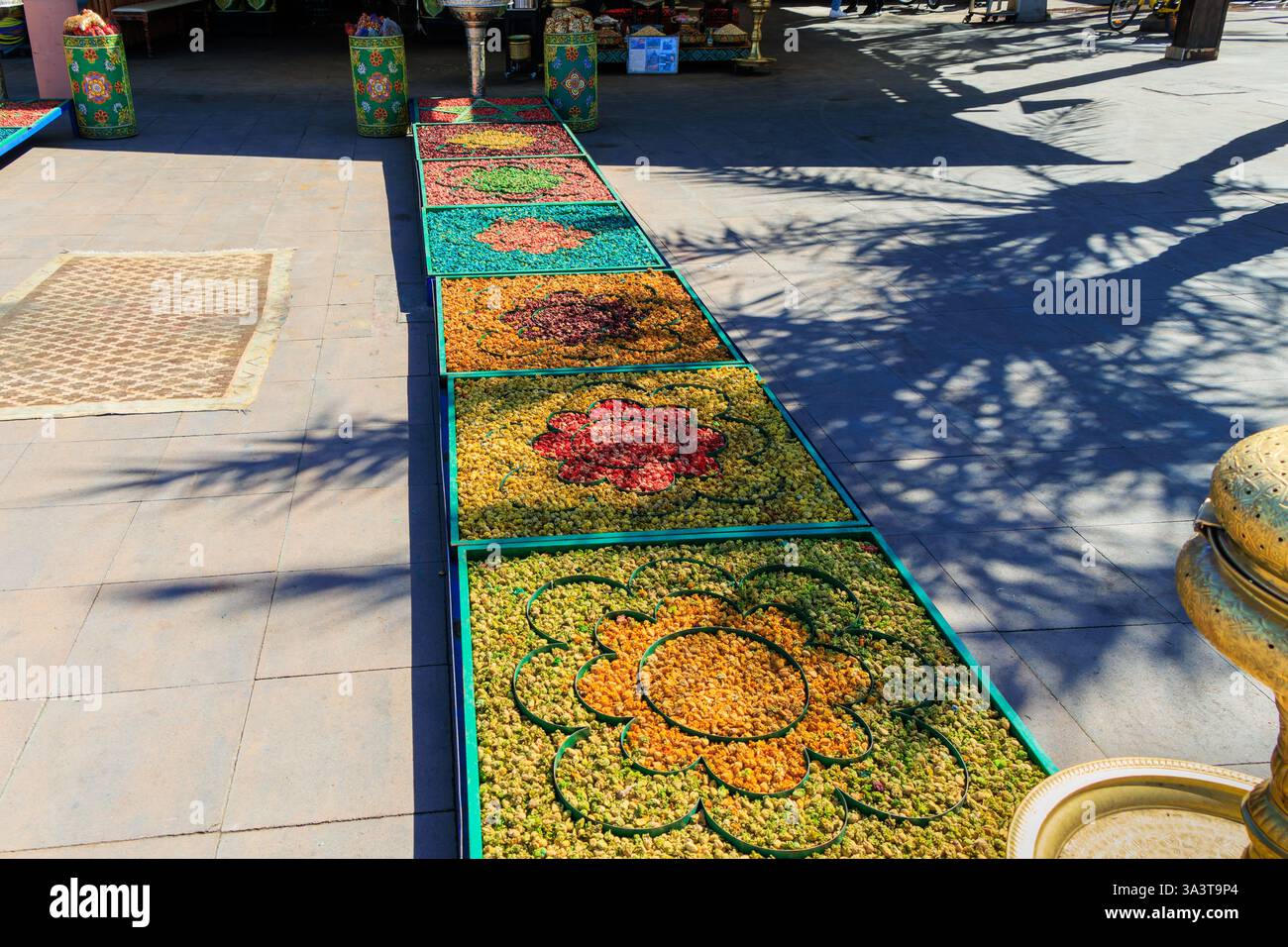 Spezie e erbe colorate si trovano al mercato del souk di Marrakech, in Marocco Foto Stock