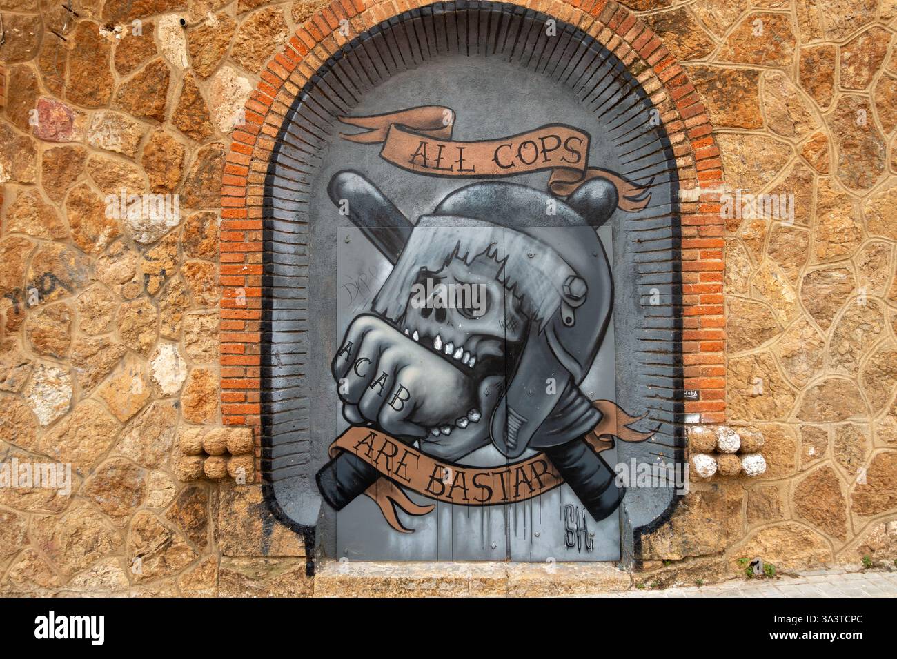 Tutti gli sbirri sono bastardi ACAB spruzzati pittura murale Parco Guell Barcellona Spagna. Radical Graffiti, uno slogan politico di teppisti contrari alla polizia. Foto Stock