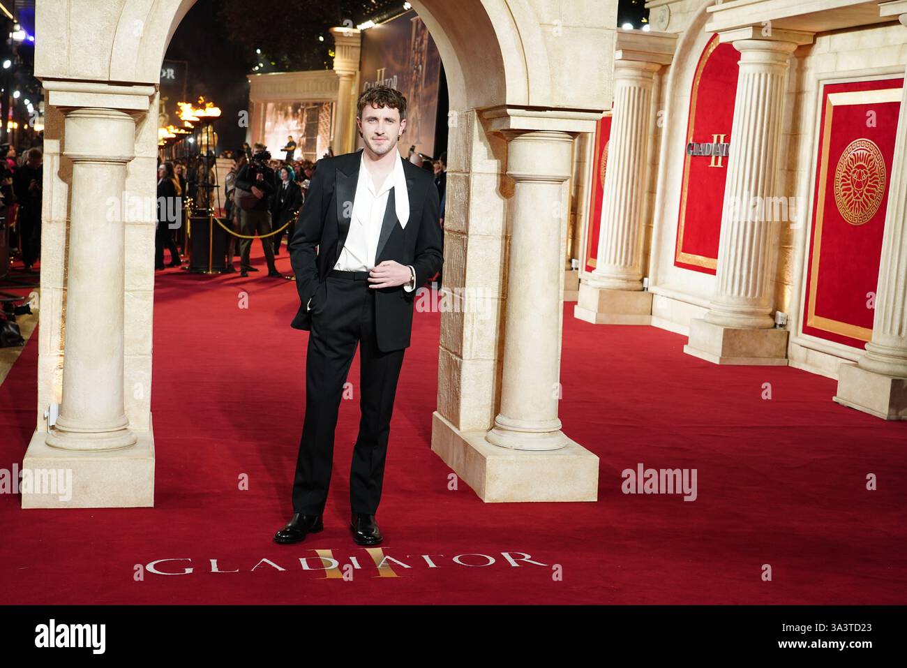 Paul Mescal partecipa alla Royal Film Performance e alla première mondiale di Gladiator II, in aiuto di The Film and TV Charity che quest'anno festeggia il suo 100° anniversario, presso Odeon Luxe Leicester Square, nel centro di Londra. Data foto: Mercoledì 13 novembre 2024. Foto Stock