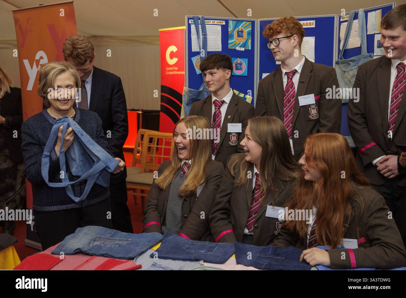 Segretario Hillary Rodham Clinton (a sinistra), Cancelliere della Queen's University di Belfast, in possesso di un dono che ha ricevuto dagli studenti della Royal School Dungannon, durante un evento Young Enterprise presso l'Università. Data foto: Giovedì 14 novembre 2024. Foto Stock