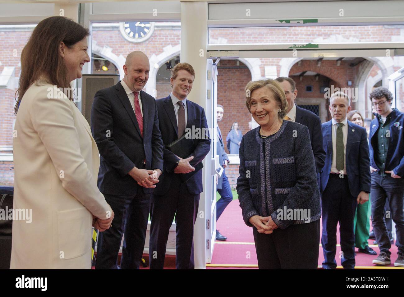 Segretario Hillary Rodham Clinton, Cancelliere della Queen's University di Belfast, che arriva a un evento Young Enterprise presso l'Università. Data foto: Giovedì 14 novembre 2024. Foto Stock
