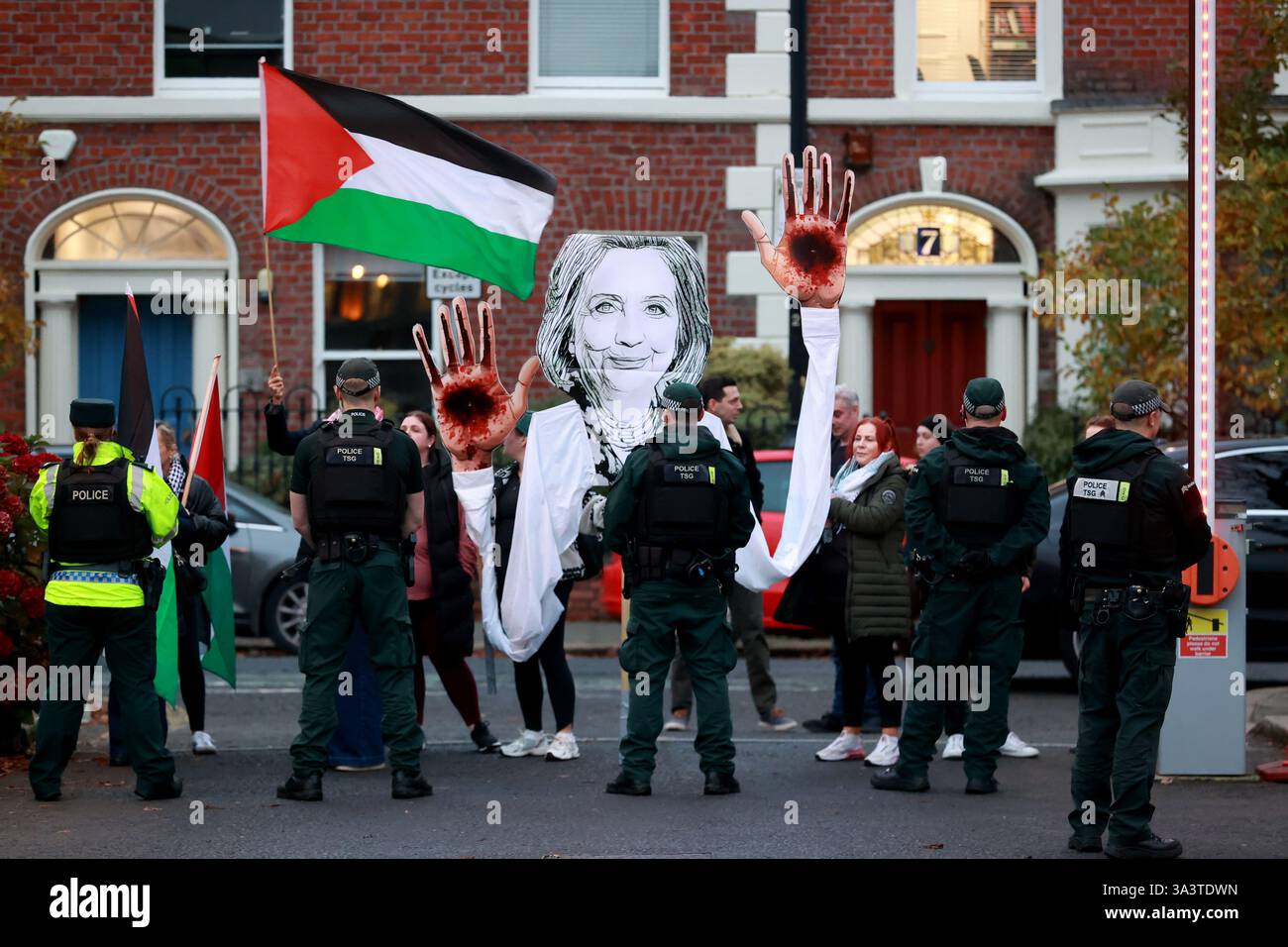 Una protesta fuori dalla Queen's University Belfast, durante una visita del Segretario Hillary Rodham Clinton, Cancelliere della Queen's University di Belfast, che sta partecipando a un evento Young Enterprise presso l'Università. Data foto: Giovedì 14 novembre 2024. Foto Stock