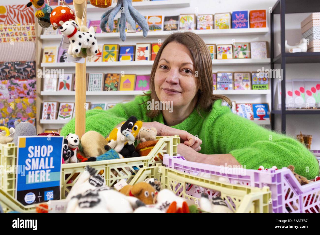 EMBARGO AL 0001 MARTEDÌ 19 NOVEMBRE USO EDITORIALE SOLO Gemma Ridgway, proprietaria di Nook in Stoke Newington Church Street a Hackney, Londra, che è stato rivelato come uno dei 10 punti caldi di alta moda del Regno Unito per le imprese indipendenti nella ricerca di American Express Shop Small, evidenziando il ruolo prezioso che le piccole imprese svolgono nelle loro comunità locali. Data di pubblicazione: Martedì 19 novembre 2024. Foto Stock
