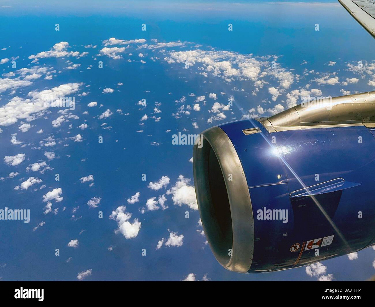In rotta da Malta a Londra - 9 agosto 2023: Vista panoramica delle nuvole e del motore di un jet da un posto vicino al finestrino in un jet da vacanza. - Immagine stock catturata con smartphone