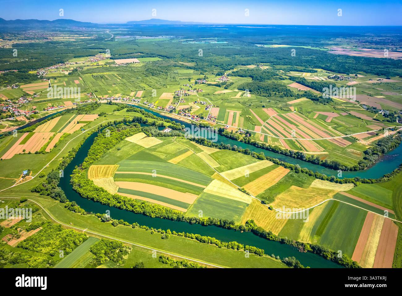 Vista aerea della foce del fiume Korana e Kupa vicino alla città di Karlovac, paesaggio della Croazia centrale Foto Stock