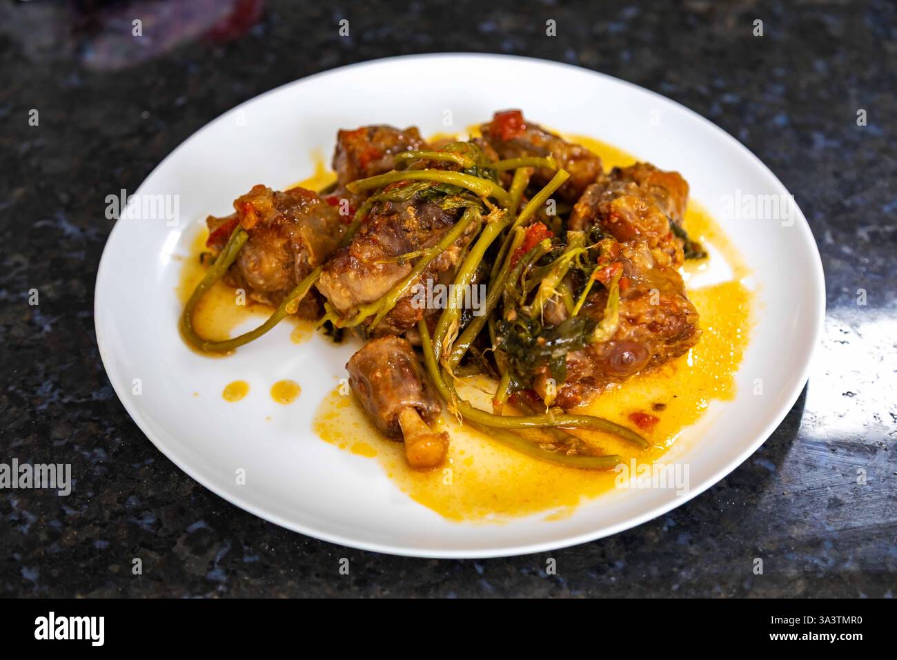 Tradizionale coda di bue di manzo con crescione, un piatto rustico brasiliano Foto Stock