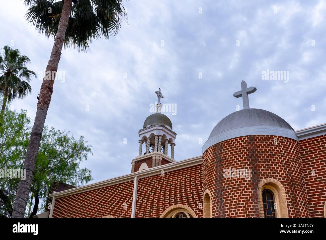 Chiesa cattolica di nostra Signora di Guadalupe con due cupole, costruita nel 1927, monumento storico del texas, Mission, Texas, USA. Foto Stock