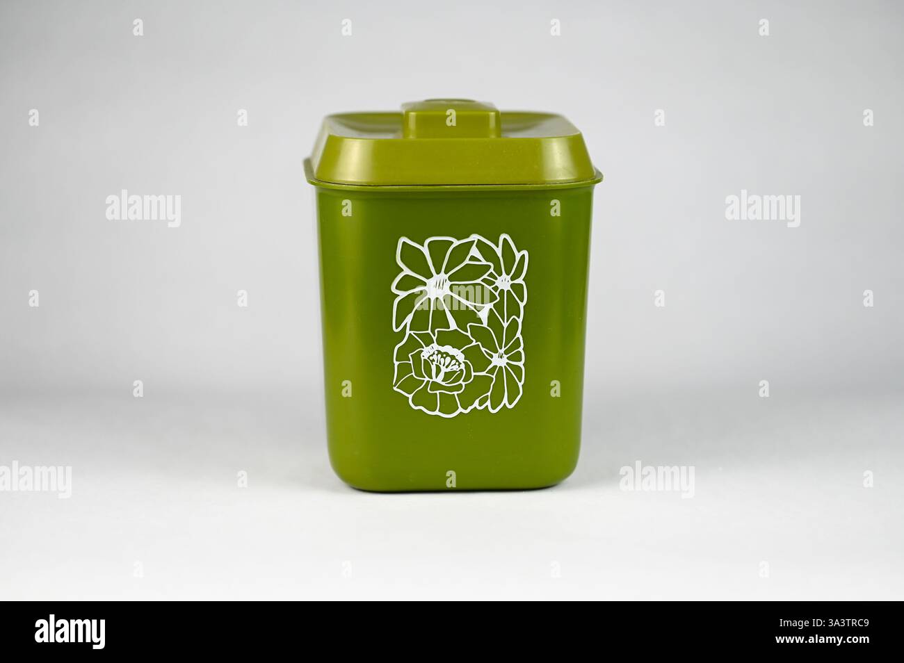 Contenitore in plastica verde Avocado vintage con coperchio Foto Stock