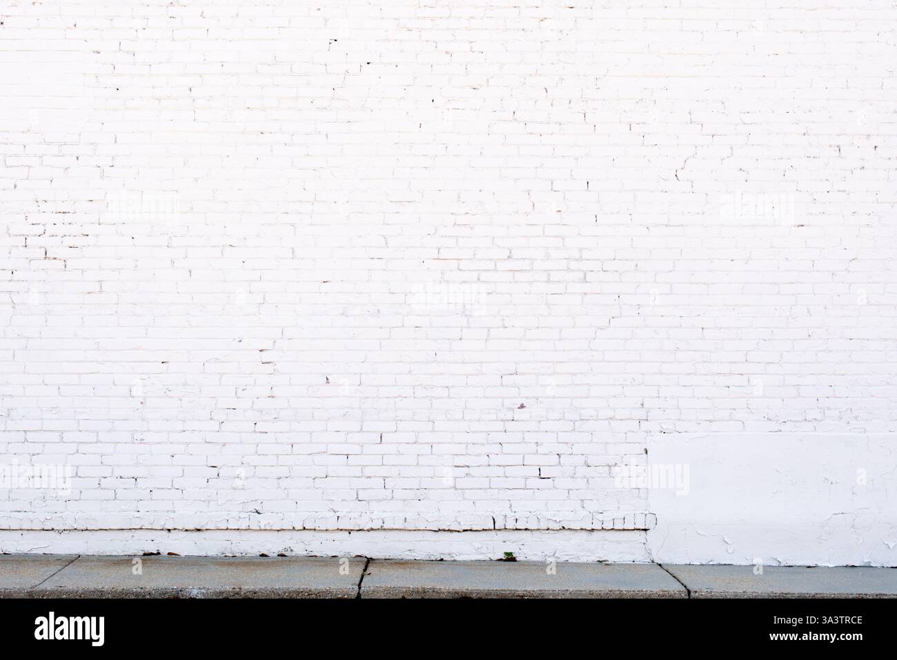 Vecchio edificio con pareti in mattoni bianchi incrinati, sfondo grunge Foto Stock