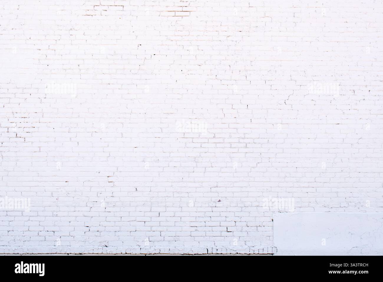 Vecchio edificio con pareti in mattoni bianchi incrinati, sfondo grunge Foto Stock