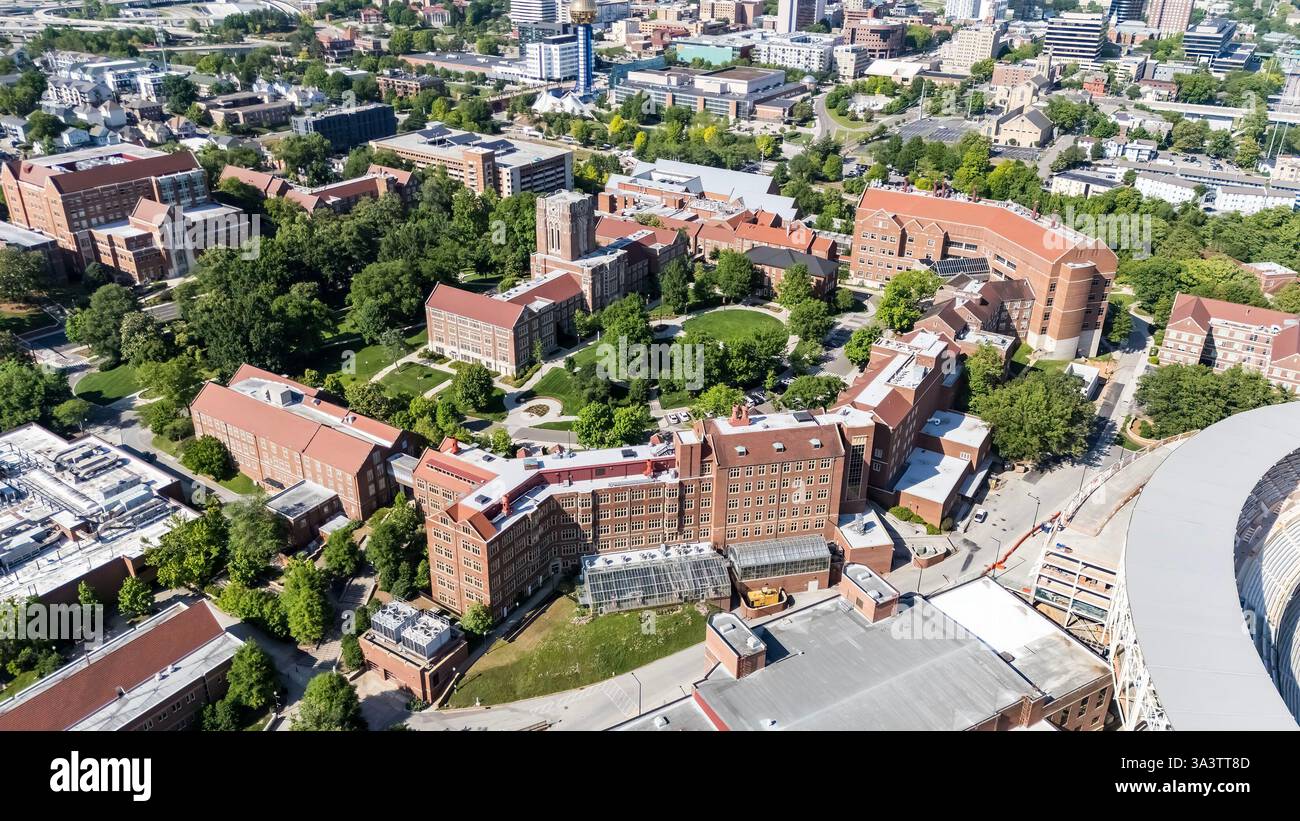 Knoxville, Tn, Stati Uniti. 12 maggio 2024. Knoxville offre una vista aerea della University of Tennessee, un ampio campus con vegetazione lussureggiante, edifici storici, moderne strutture di ricerca e campi sportivi, annidati sullo sfondo del fiume Tennessee e delle Smoky Mountains. (Credit Image: © Walter G. Arce Sr./ASP via ZUMA Press Wire) SOLO PER USO EDITORIALE! Non per USO commerciale! Foto Stock