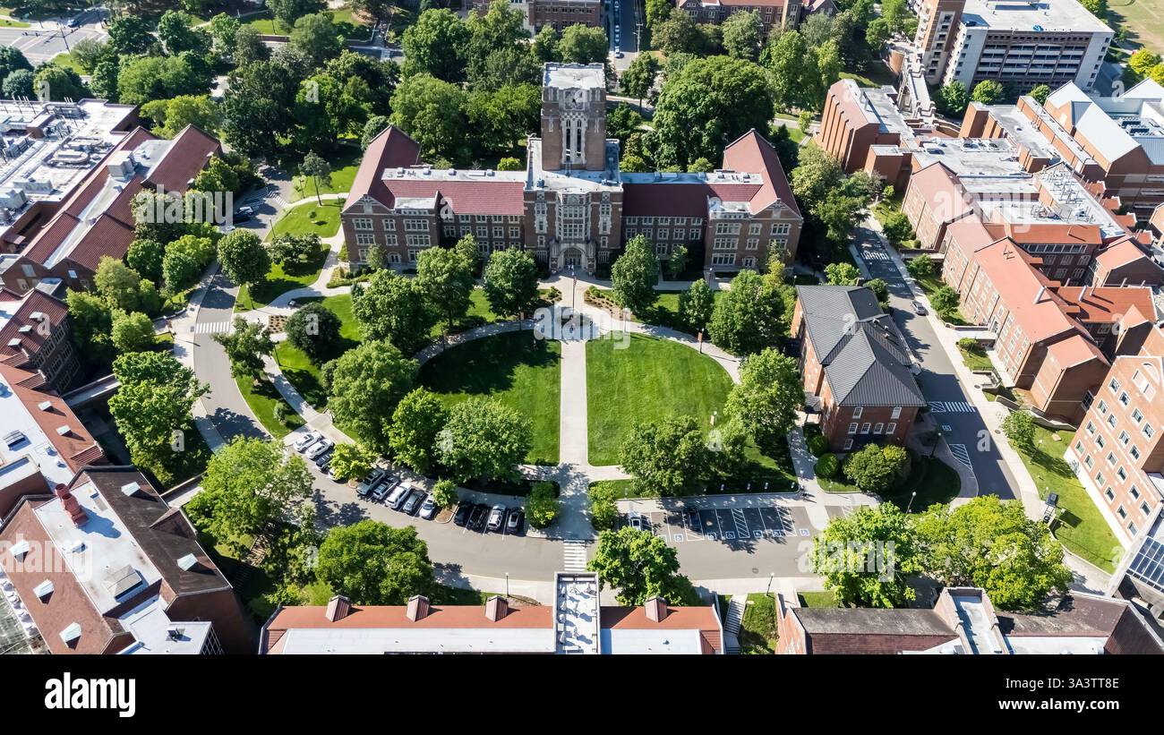 Knoxville, Tn, Stati Uniti. 12 maggio 2024. Knoxville offre una vista aerea della University of Tennessee, un ampio campus con vegetazione lussureggiante, edifici storici, moderne strutture di ricerca e campi sportivi, annidati sullo sfondo del fiume Tennessee e delle Smoky Mountains. (Credit Image: © Walter G. Arce Sr./ASP via ZUMA Press Wire) SOLO PER USO EDITORIALE! Non per USO commerciale! Foto Stock