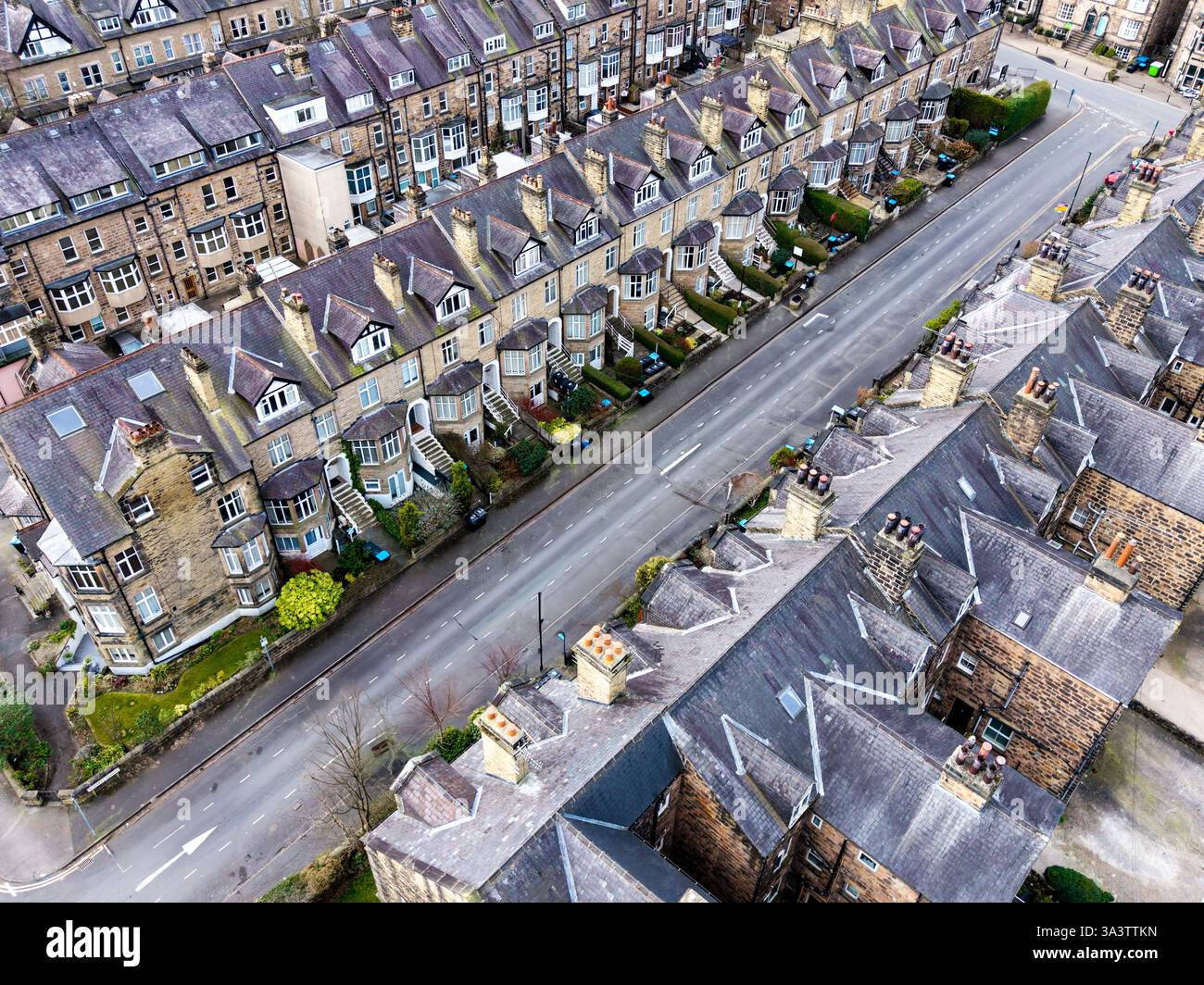 Vista panoramica delle esclusive case vittoriane a quattro piani in un'area esclusiva di Harrogate nel North Yorkshire, Regno Unito, chiamata Cold Bath Road Foto Stock
