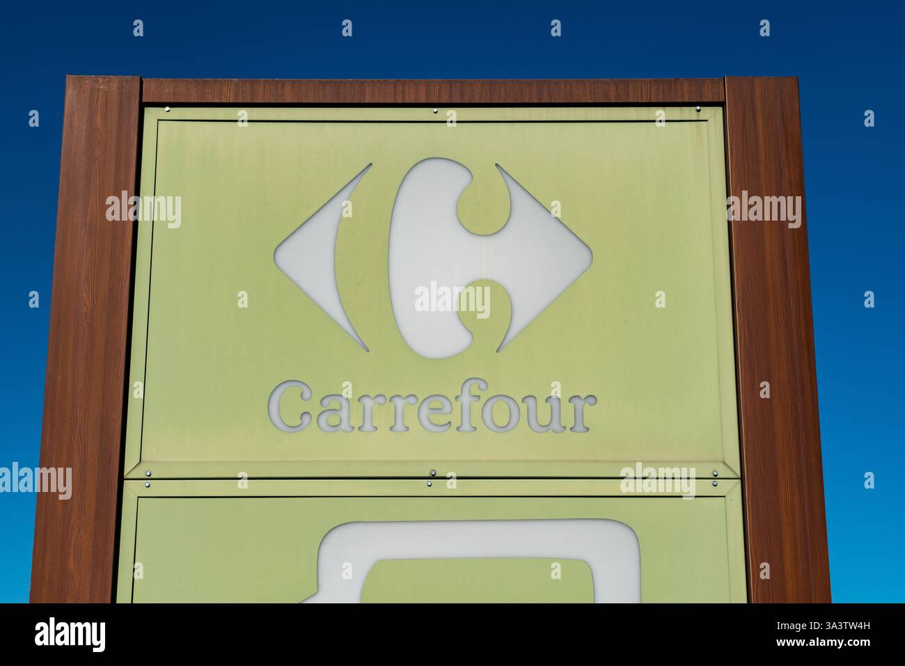 Il simbolo del supermercato Carrefour, il design pulito e riconoscibile rappresenta fiducia e convenienza. È spesso associato allo shopping quotidiano e a un'ampia varietà Foto Stock