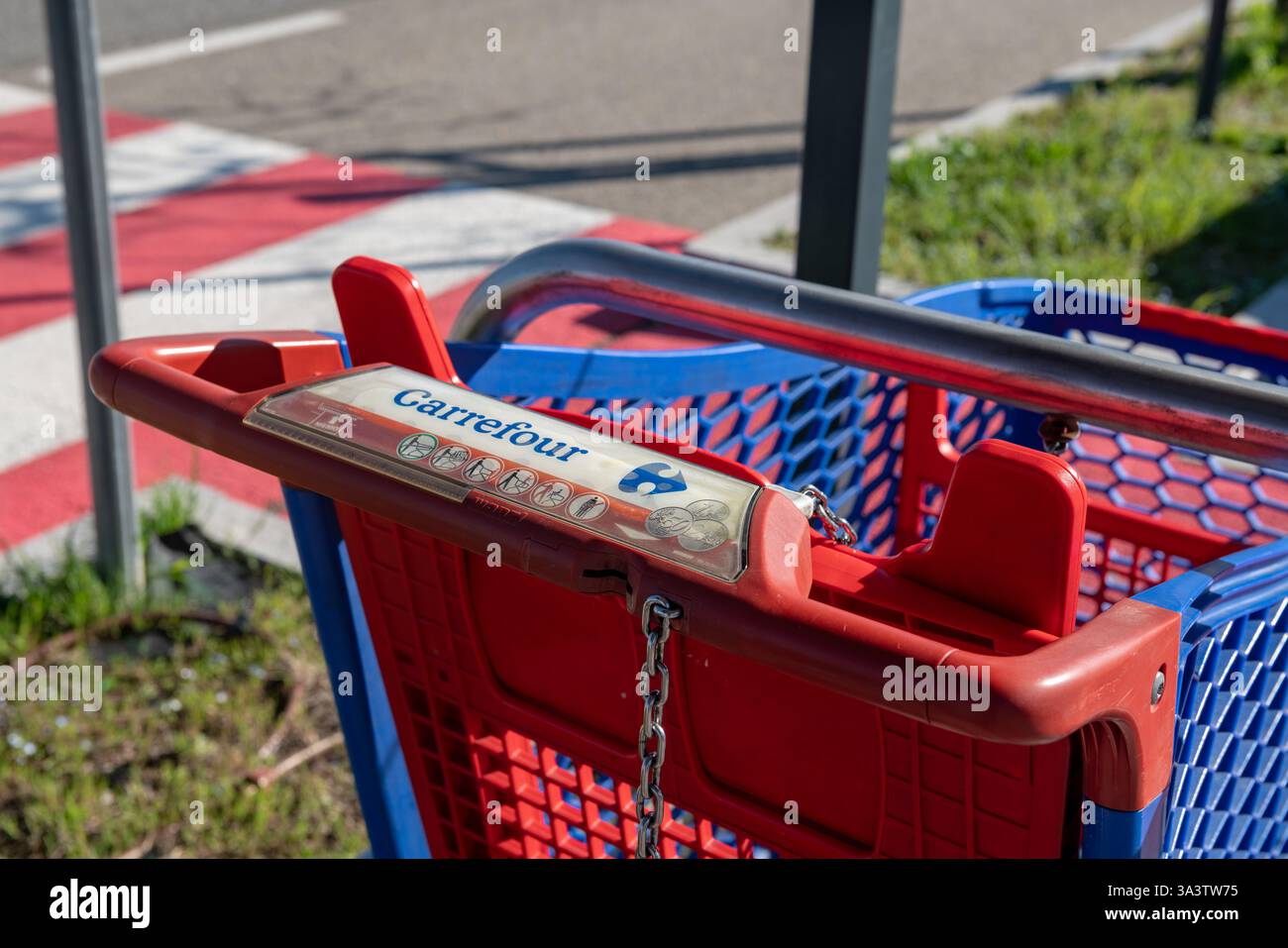 Il simbolo del supermercato Carrefour e il carrello sono un'icona comune nel mondo dello shopping online. simbolo dello shopping per offerte, sconti e sal Foto Stock