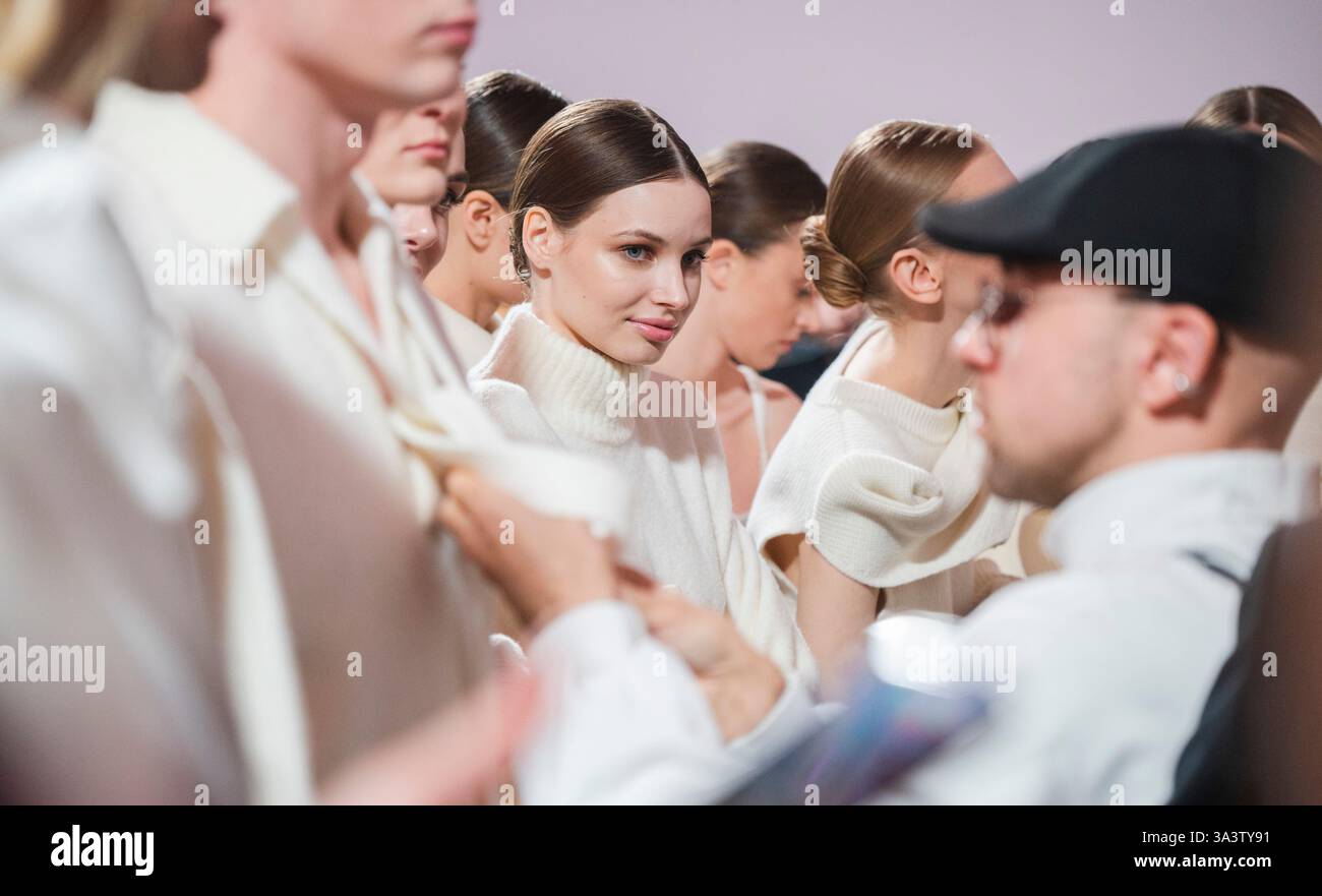 A Kiev, Ucraina, il 14 febbraio 2025, le modelle si riuniscono dietro le quinte prima della sfilata di moda Chuprina, incarnando eleganza e stile mentre si preparano per lo spettacolo Foto Stock