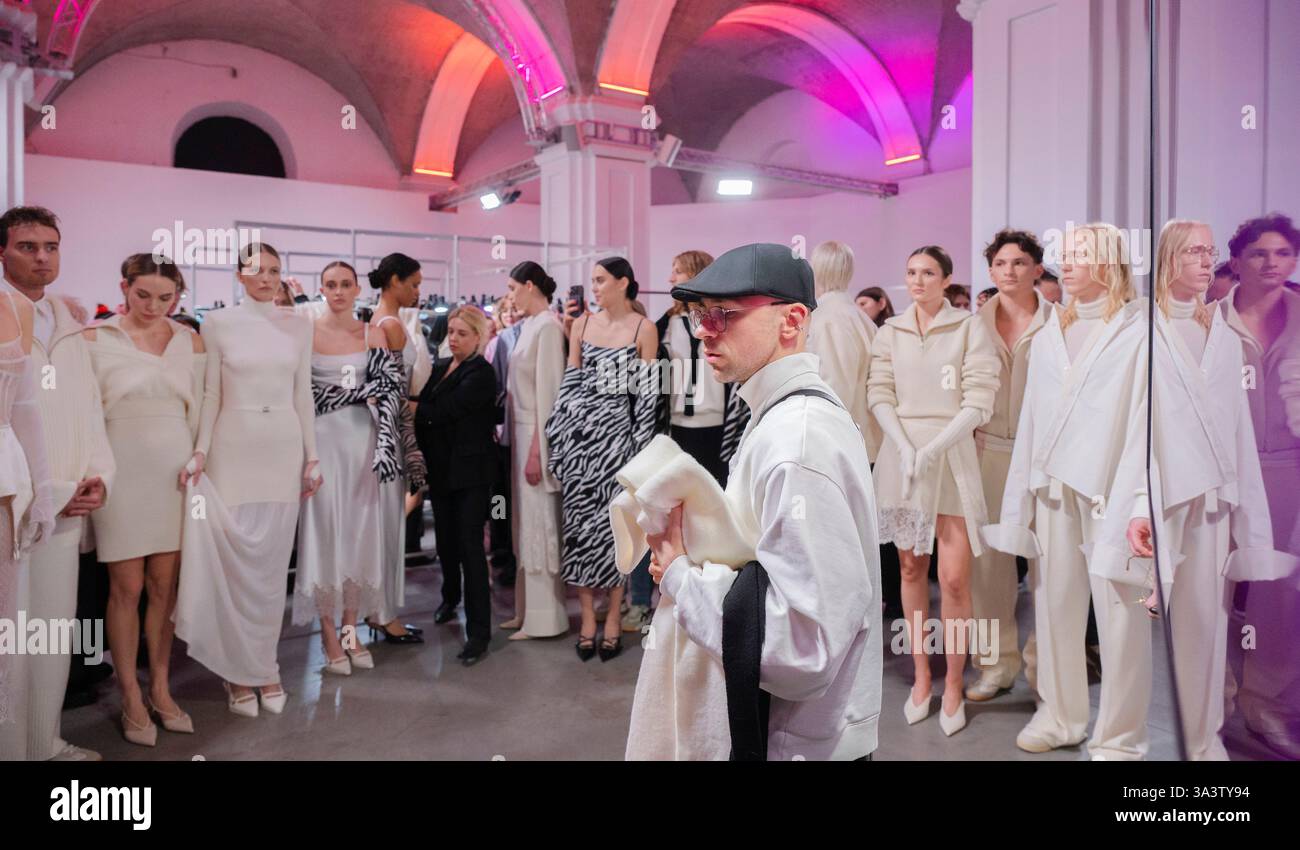 Kiev, Ucraina - 14 febbraio 2025: , I modelli pongono elegantemente dietro le quinte alla sfilata di Chuprina, incarnando l'essenza della cultura della moda Ucraina Foto Stock