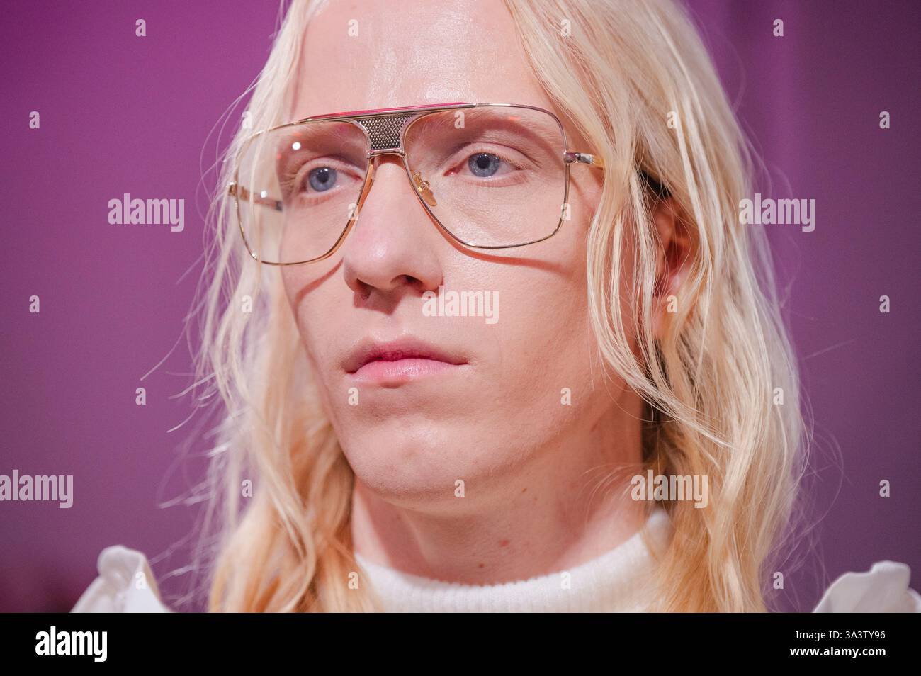 Kiev, Ucraina - 14 febbraio 2025: Una modella pronta mostra un look unico nel backstage alla sfilata di Chuprina durante la settimana della moda Ucraina, che incarna il l Foto Stock