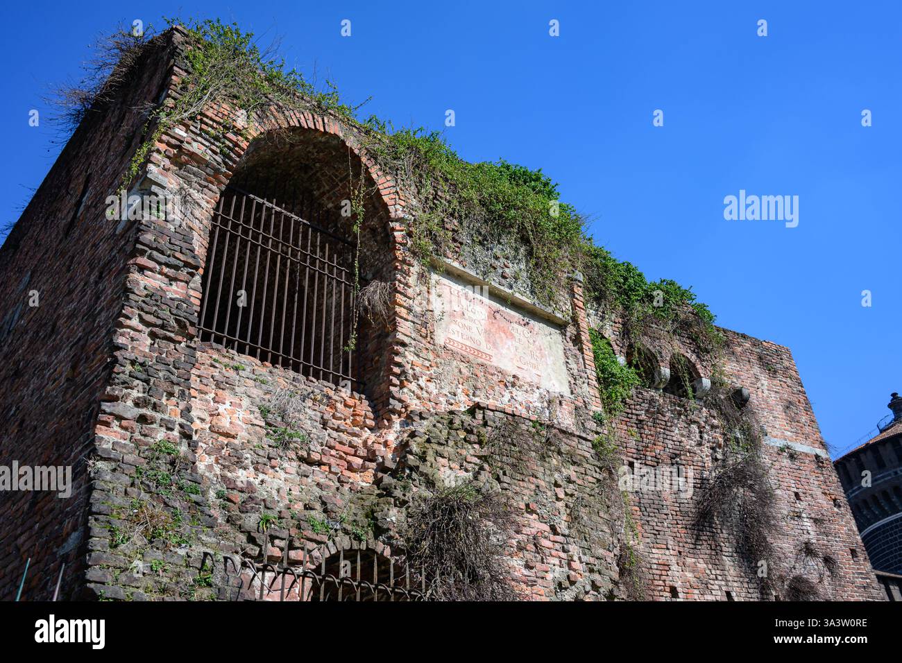 Esterno rovinato del Castello Sforzesco - Milano, Italia - 3 marzo 2025 Foto Stock