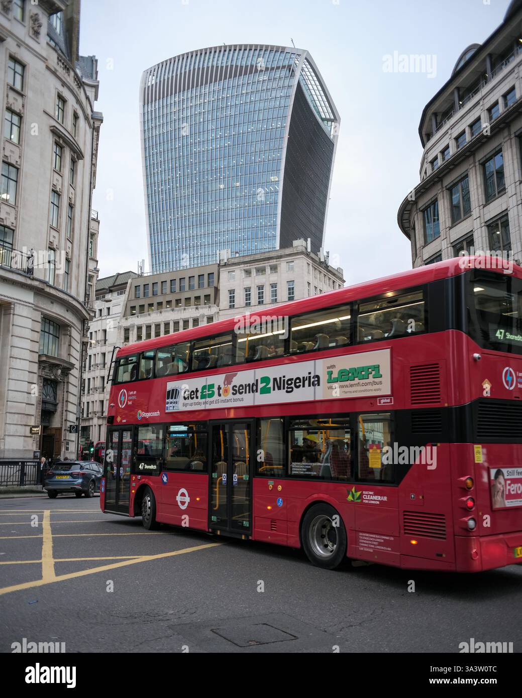 16 dicembre 2024, Londra Regno Unito - The Leadenhall Building, spesso chiamato Cheese Grater a Londra - 122 Leadenhall Street, conosciuta anche come Leadenh Foto Stock