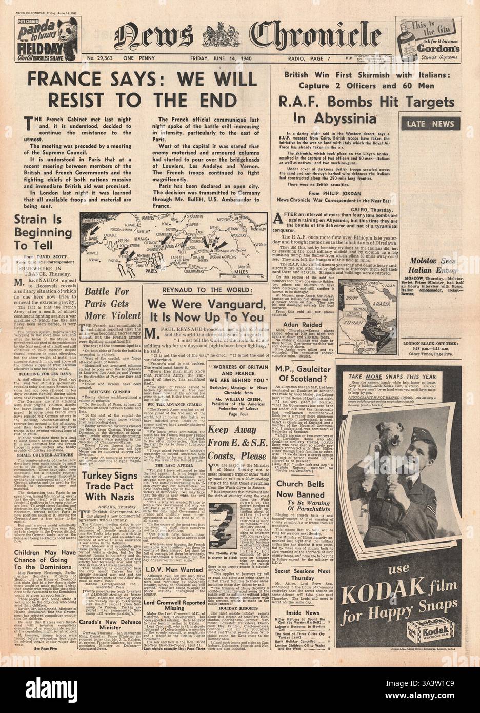 1940 prima pagina News Chronicle il governo francese resisterà alla fine e la RAF bombarderà le forze italiane in Abissinia Foto Stock