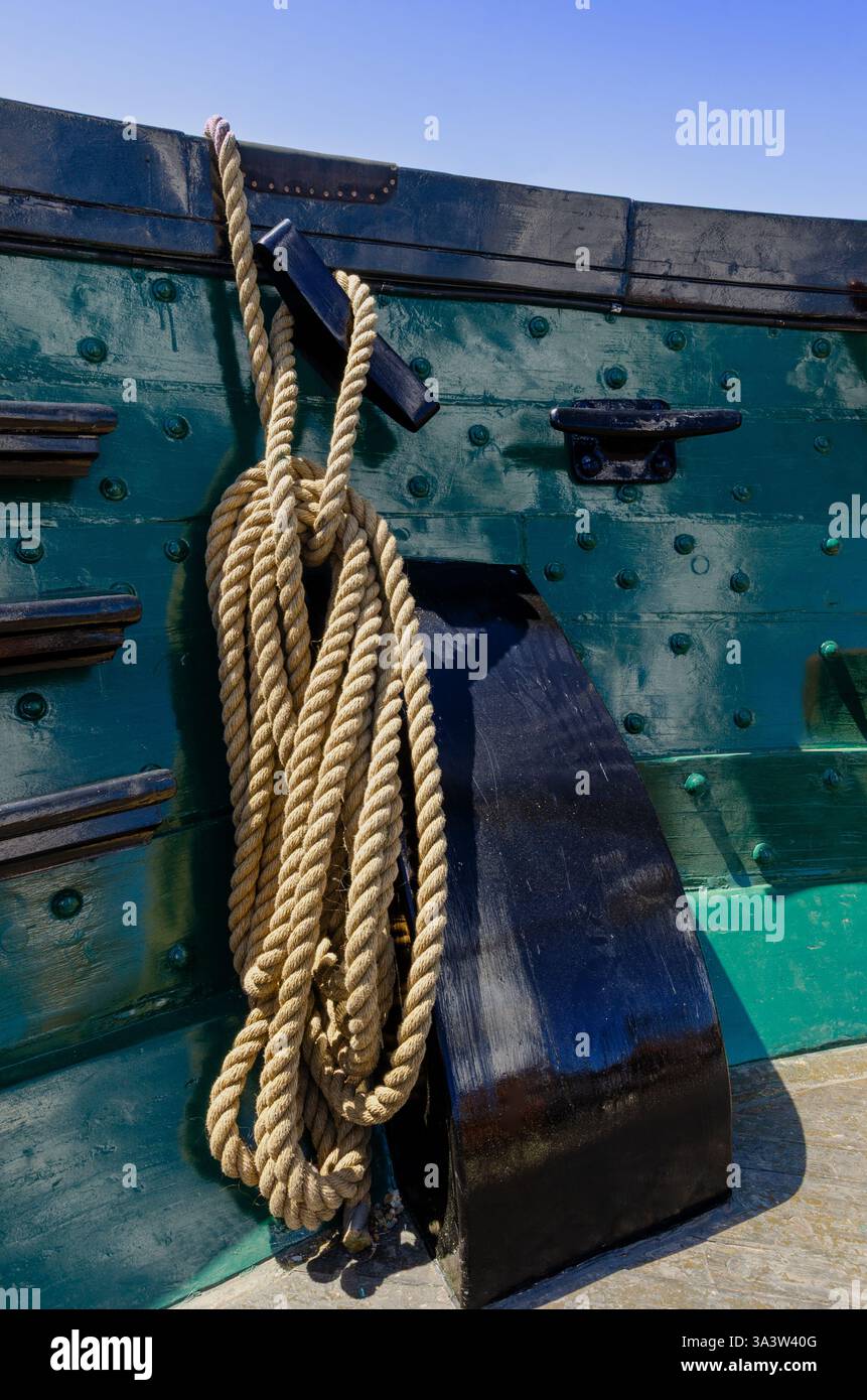 Una corda di prua riposta sulla ringhiera di legno della USS Constitution sulla più antica nave commissionata dalla US Navy Foto Stock