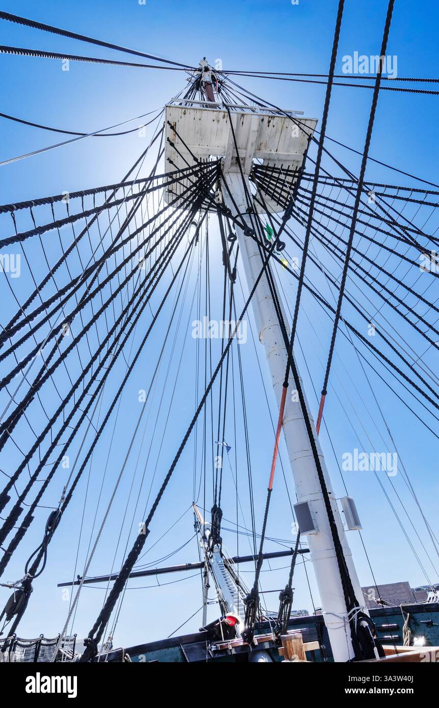Vista da sotto l'albero principale della USS Constitution nel cantiere navale di Boston Foto Stock
