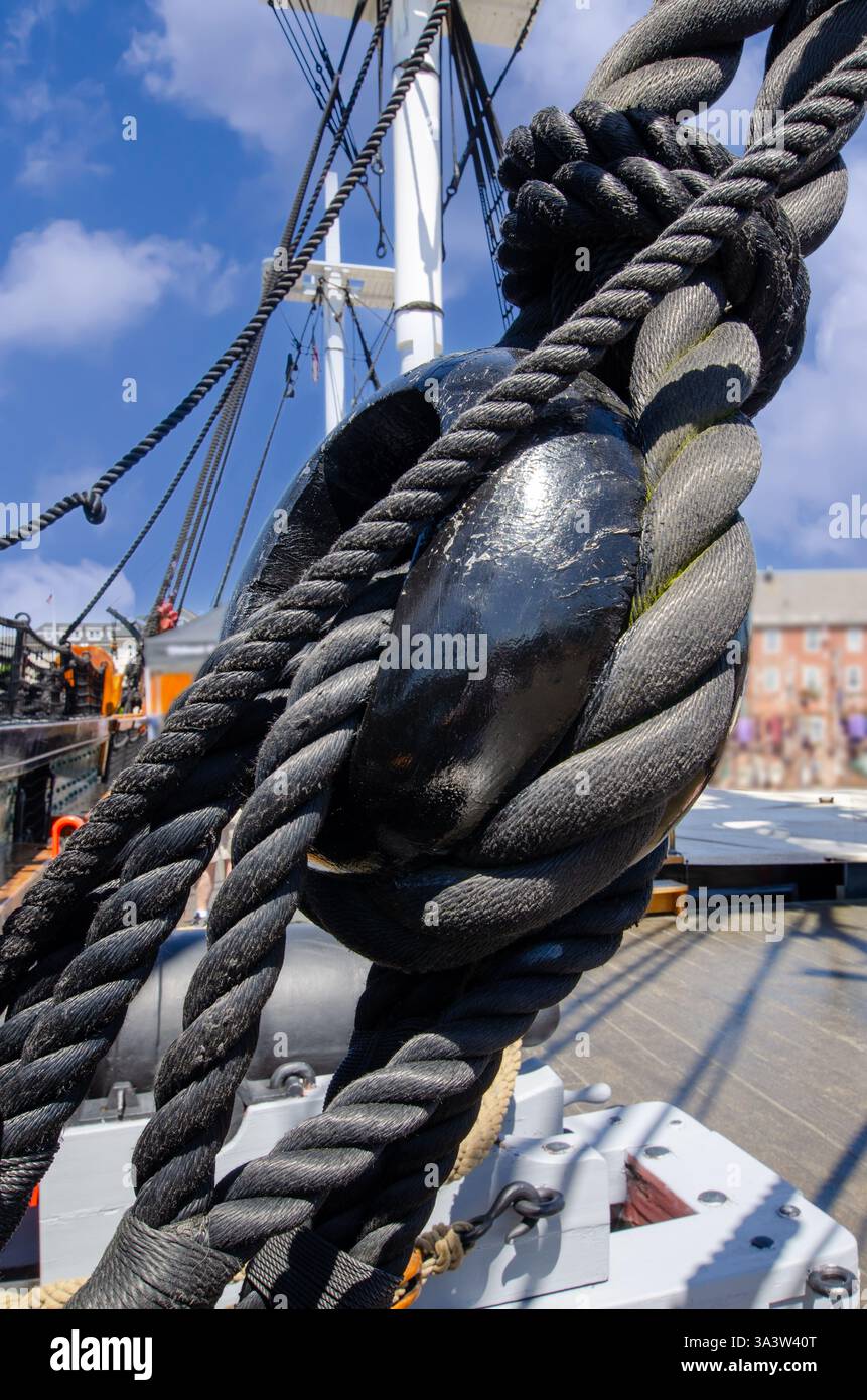 Blocco deadeye con corda nautica sul ponte di una storica nave da guerra rivoluzionaria nel cantiere navale di Boston ma Foto Stock