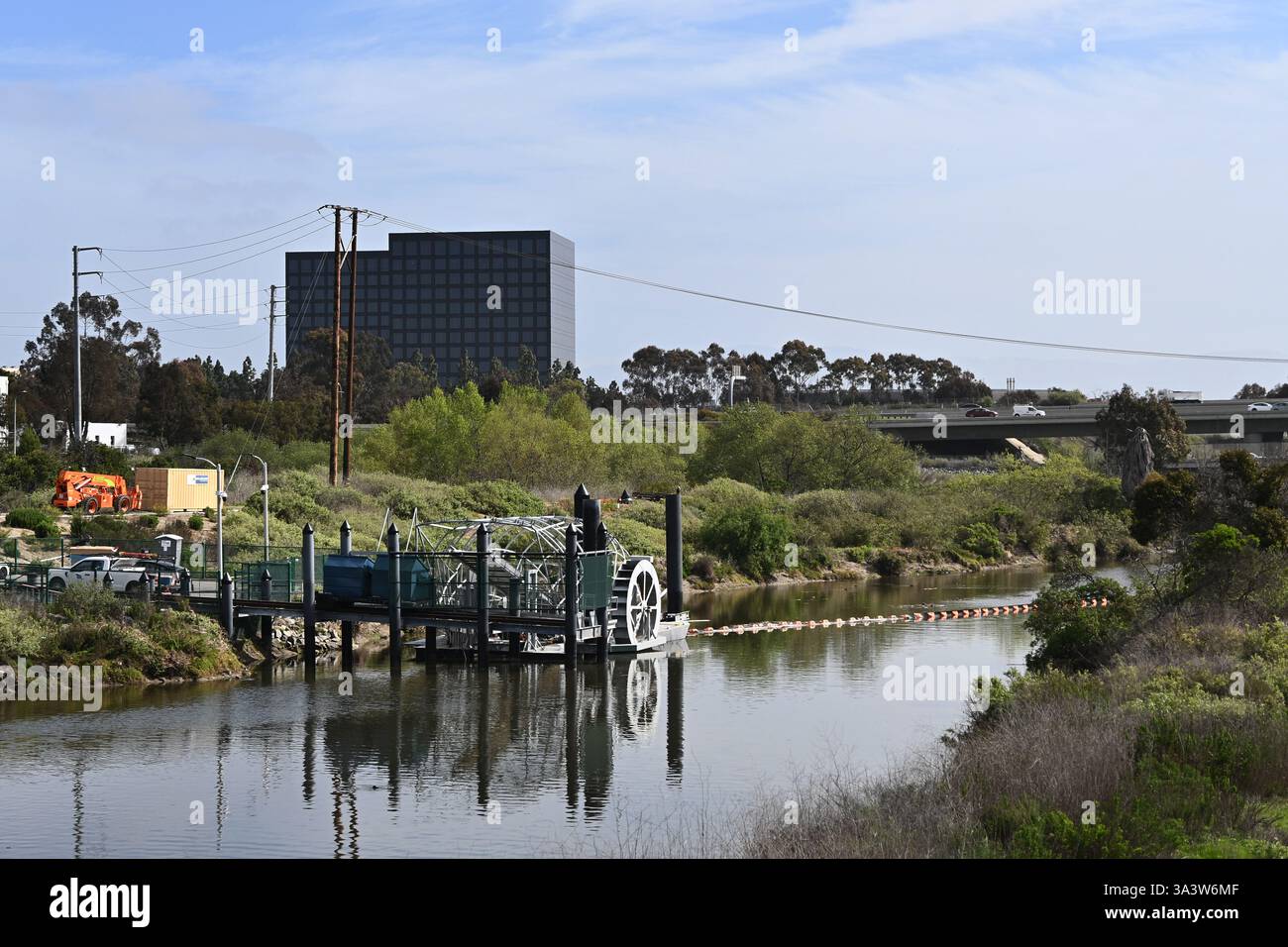 NEWPORT BEACH, CALIFORNIA - 17 marzo 2025: Trash Interceptor, a San Diego Creek, è la prima ruota idraulica degli stati uniti che ferma la spazzatura prima che entri Foto Stock