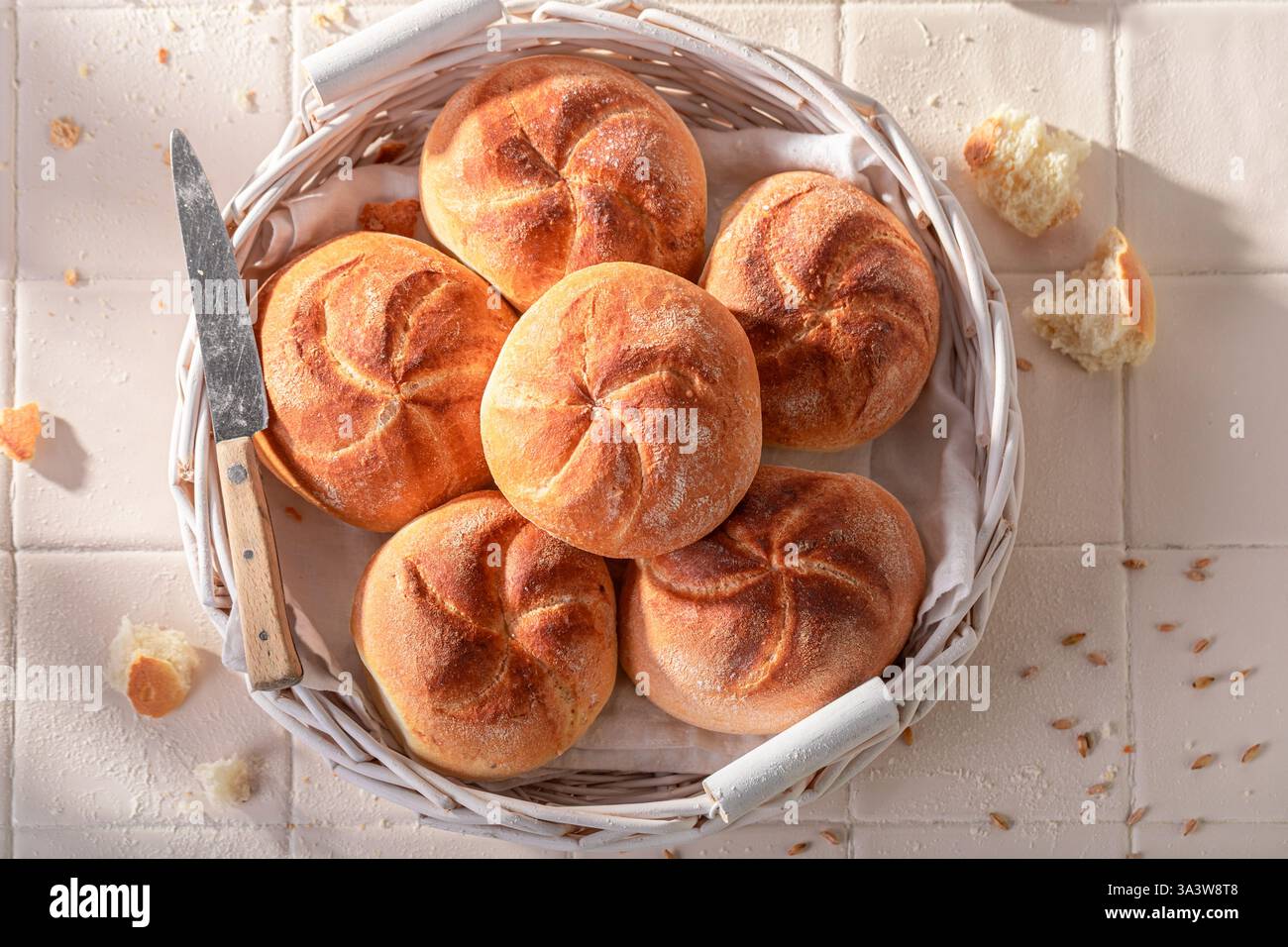 A colazione, gustosi panini caldi e dorati kaiser fatti in casa. Panini Kaiser e ingredienti nel forno. Foto Stock