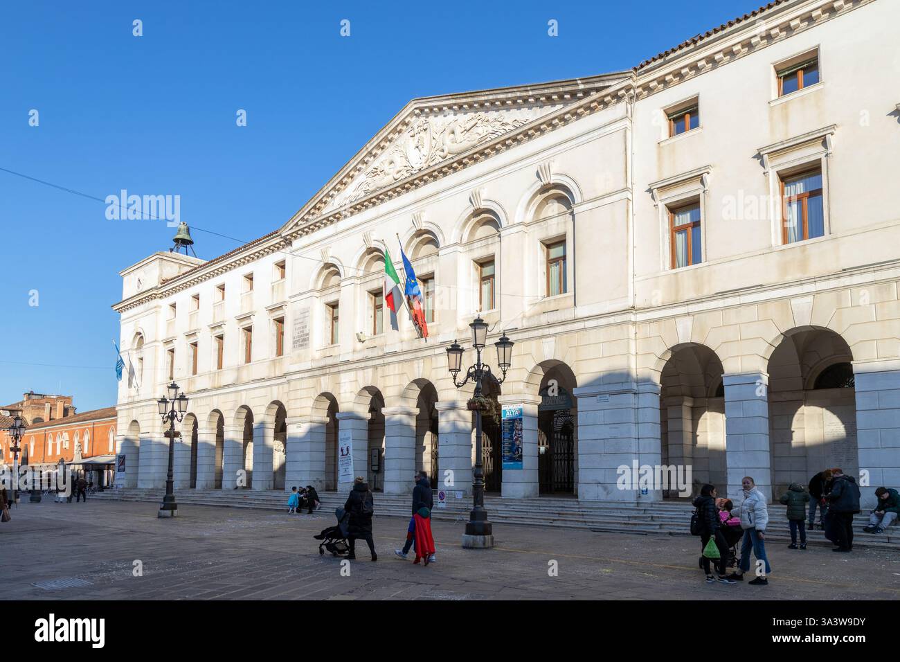 Chioggia, Italia - 3 marzo 2025: Persone che camminano di fronte allo storico Municipio nel centro della città Foto Stock