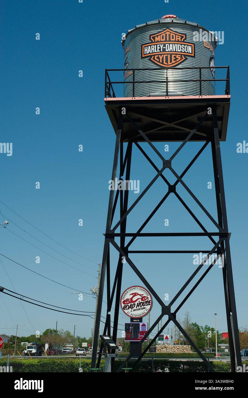 Uso editoriale solo 17 marzo 2025. Clearwater, Florida, USA, Berts Barracuda Harley Davidson Store e segnaletica. Guarda fino a una torre d'acqua di metallo cielo blu. AF Foto Stock
