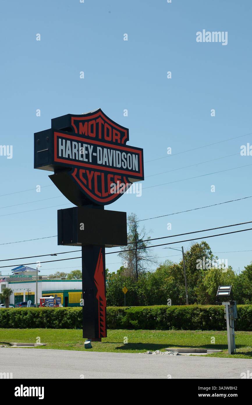 Uso editoriale solo 17 marzo 2025. Clearwater, Florida, USA, Berts Barracuda Harley Davidson Store e segnaletica. Dal parcheggio potrai ammirare un cielo blu. Foto Stock