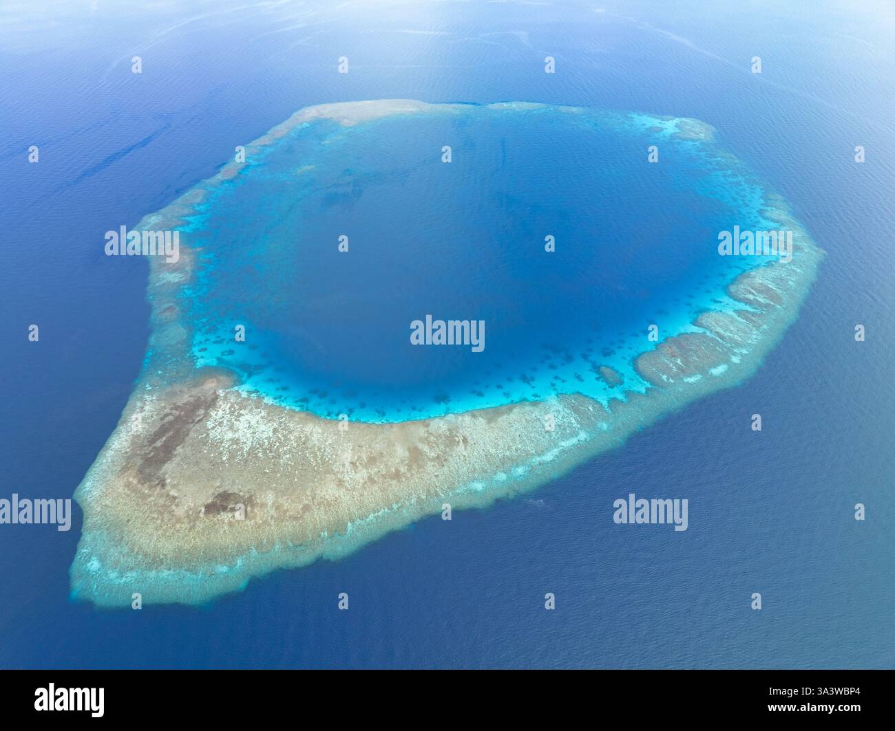 Un atollo panoramico si trova nel Golfo di Tomini, non lontano dalle isole Togian dell'Indonesia. Quest'area ospita una straordinaria biodiversità marina. Foto Stock