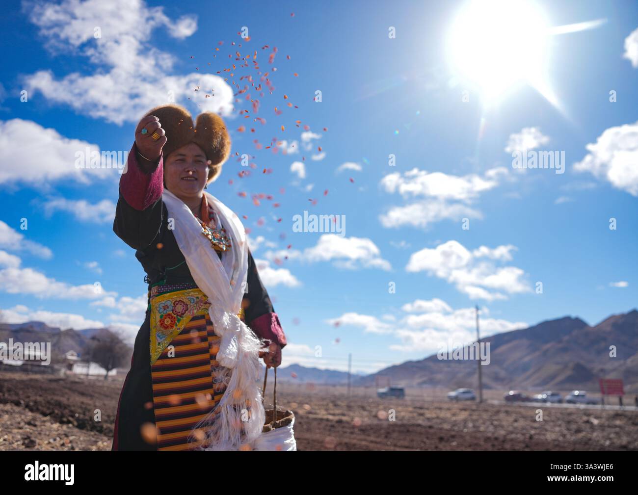 Pechino, la regione autonoma cinese di Xizang. 16 marzo 2025. Un agricoltore partecipa a una cerimonia che segna l'inizio dell'agricoltura primaverile nella città di Codoi, nella contea di Lhunzhub di Lhasa, nella regione autonoma di Xizang, nel sud-ovest della Cina, 16 marzo 2025. La domenica si sono svolte cerimonie che segnano l'inizio dell'agricoltura primaverile in tutta Xizang. La cerimonia ha un grande significato in quanto segna l'inizio di una nuova stagione agricola e serve come preghiera per condizioni meteorologiche favorevoli e raccolti abbondanti. Crediti: Jigme Dorje/Xinhua/Alamy Live News Foto Stock