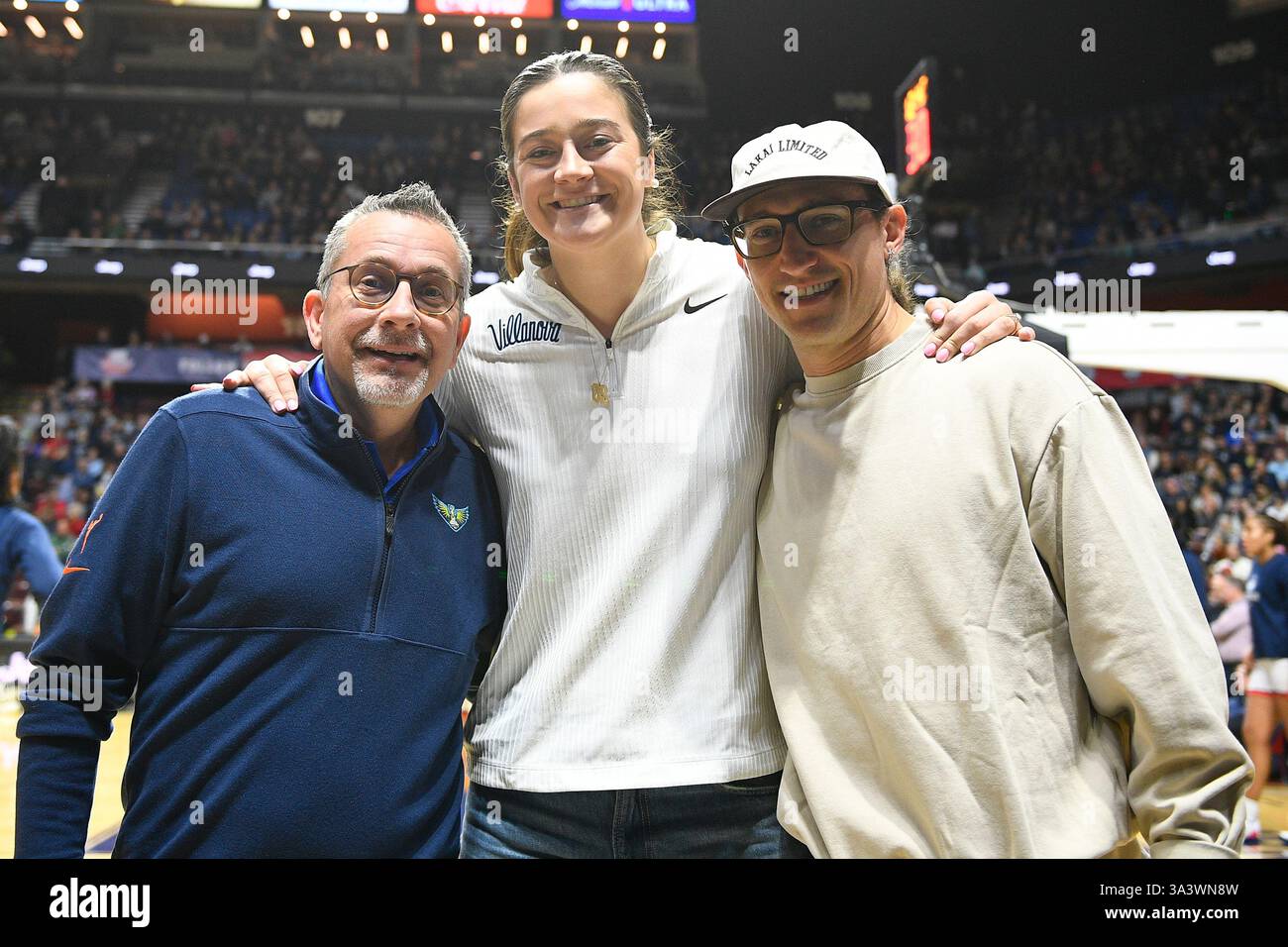 Uncasville, Connecticut, Stati Uniti. 9 marzo 2025. Il General manager della WNBA Dallas Wings Curt Miller, la guardia dei Dallas Wings Maddy Siegrist e l'allenatore dei Dallas Wings Chris Koclanes posano per una foto prima di una semifinale nel GRANDE torneo di pallacanestro femminile dell'EAST Women's Basketball Tournament tra gli UConn Huskies e i Villanova Wildcats alla Mohegan Sun Arena di Uncasville, CT. Erica Denhoff/CSM/Alamy Live News Foto Stock